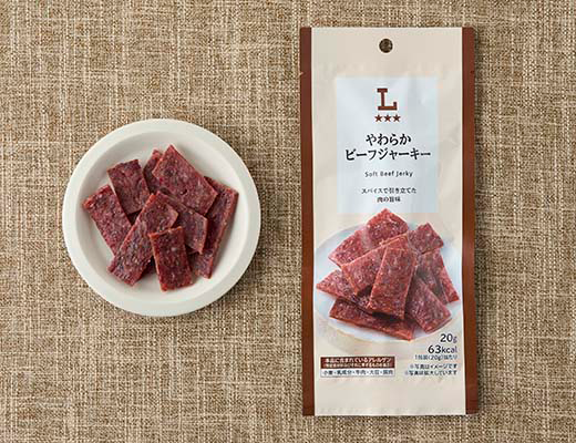 ローソンのやわらかビーフジャーキーを比較する。税込価格：198円、カロリー：63kcal、1円あたりカロリー：0.32kcal/円、たんぱく質：5.8g、1円あたりたんぱく質：0.03g/円、脂質：2.3g、炭水化物：4.7g、糖質：4.6g、食物繊維：0.1g、食塩相当量：1.2g。