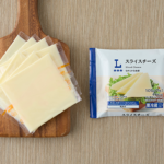 ローソンのスライスチーズ。税込価格：246円、カロリー：46kcal、たんぱく質：2.8g、脂質：3.7g、炭水化物：0.5g、糖質：0.4g、食物繊維：0.1g、食塩相当量：0.4g。