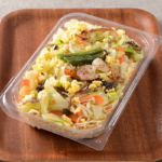 ローソンの1/2日分の野菜が摂れる 焼ビーフン。税込価格：559円、カロリー：334kcal、たんぱく質：7.4g、脂質：12.7g、炭水化物：50.4g、糖質：44.5g、食物繊維：5.9g、食塩相当量：4.1g。