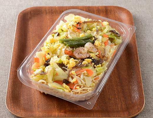 ローソンの1/2日分の野菜が摂れる 焼ビーフン。税込価格：559円、カロリー：334kcal、たんぱく質：7.4g、脂質：12.7g、炭水化物：50.4g、糖質：44.5g、食物繊維：5.9g、食塩相当量：4.1g。