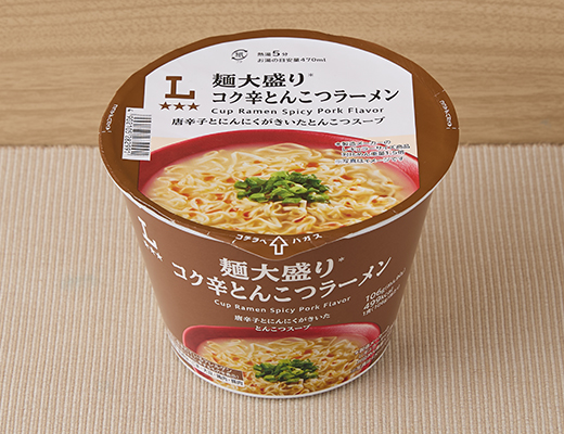 ローソンの麺大盛り コク辛とんこつラーメンを比較する。税込価格：198円、カロリー：499kcal、1円あたりカロリー：2.52kcal/円、たんぱく質：11.7g、1円あたりたんぱく質：0.06g/円、脂質：23.8g、炭水化物：60.7g、糖質：58.3g、食物繊維：2.4g、食塩相当量：6.8g。