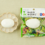 ローソンのからむきゆでたまごを比較する。税込価格：149円、カロリー：81kcal、1円あたりカロリー：0.54kcal/円、たんぱく質：7.3g、1円あたりたんぱく質：0.05g/円、脂質：5.5g、炭水化物：0.6g、糖質：0.4g、食物繊維：0.2g、食塩相当量：0.9g。