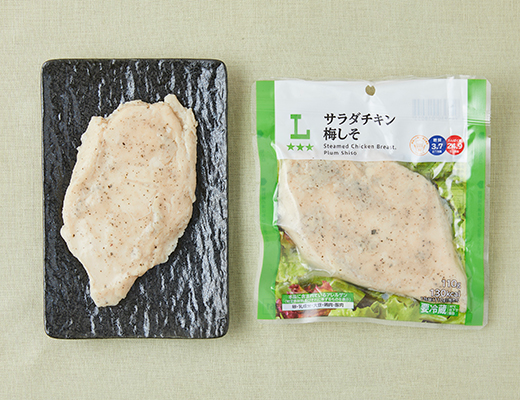 ローソンのサラダチキン 梅しそを比較する。税込価格：279円、カロリー：130kcal、1円あたりカロリー：0.47kcal/円、たんぱく質：24.9g、1円あたりたんぱく質：0.09g/円、脂質：1.7g、炭水化物：3.9g、糖質：3.7g、食物繊維：0.2g、食塩相当量：2.1g。