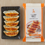 ローソンのレンジで簡単！焼餃子を比較する。税込価格：171円、カロリー：222kcal、1円あたりカロリー：1.30kcal/円、たんぱく質：6.5g、1円あたりたんぱく質：0.04g/円、脂質：11.1g、炭水化物：22.3g、糖質：21.4g、食物繊維：0.9g、食塩相当量：1.1g。