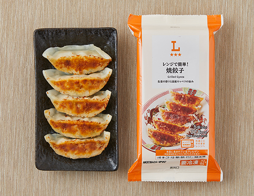 ローソンのレンジで簡単！焼餃子を比較する。税込価格：171円、カロリー：222kcal、1円あたりカロリー：1.30kcal/円、たんぱく質：6.5g、1円あたりたんぱく質：0.04g/円、脂質：11.1g、炭水化物：22.3g、糖質：21.4g、食物繊維：0.9g、食塩相当量：1.1g。