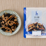 ローソンのひじき煮。税込価格：181円、カロリー：49kcal、たんぱく質：2.7g、脂質：1.1g、炭水化物：8.6g、糖質：5.4g、食物繊維：3.2g、食塩相当量：0.8g。