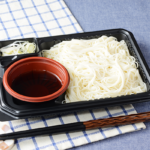ローソンの手延べそうめん。税込価格：451円、カロリー：249kcal、たんぱく質：10.5g、脂質：1.5g、炭水化物：49.7g、糖質：46.9g、食物繊維：2.8g、食塩相当量：2.2g。