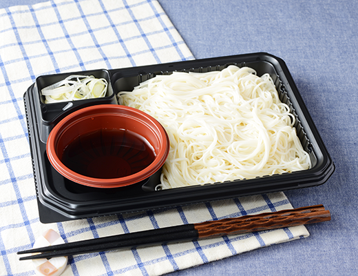 ローソンの手延べそうめん。税込価格：451円、カロリー：249kcal、たんぱく質：10.5g、脂質：1.5g、炭水化物：49.7g、糖質：46.9g、食物繊維：2.8g、食塩相当量：2.2g。