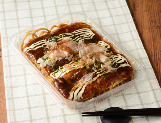 ローソンの屋台風お好み焼(豚肉入り)＆焼そば。税込価格：538円、カロリー：463kcal、たんぱく質：16.1g、脂質：14.6g、炭水化物：70.3g、糖質：63.3g、食物繊維：7g、食塩相当量：4.8g。
