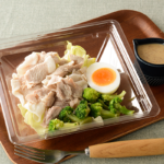 ローソンのたんぱく質が摂れる 国産豚肉のサラダ。税込価格：497円、カロリー：284kcal、たんぱく質：16.8g、脂質：20.8g、炭水化物：8.6g、糖質：6.3g、食物繊維：2.3g、食塩相当量：2.7g。