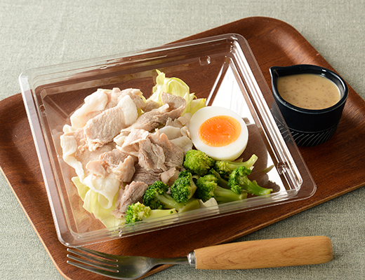 ローソンのたんぱく質が摂れる 国産豚肉のサラダ。税込価格：497円、カロリー：284kcal、たんぱく質：16.8g、脂質：20.8g、炭水化物：8.6g、糖質：6.3g、食物繊維：2.3g、食塩相当量：2.7g。