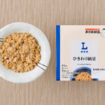 ローソンのひきわり納豆を比較する。税込価格：127円、カロリー：96kcal、1円あたりカロリー：0.76kcal/円、たんぱく質：8.2g、1円あたりたんぱく質：0.06g/円、脂質：5.1g、炭水化物：5.9g、糖質：2.9g、食物繊維：3g、食塩相当量：0.6g。