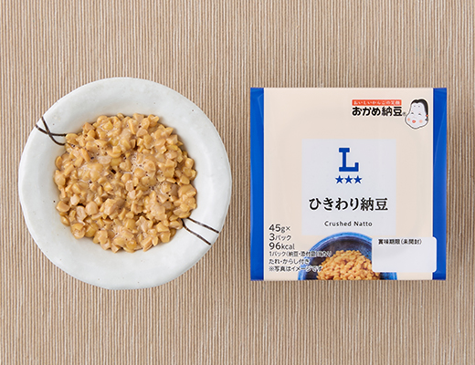 ローソンのひきわり納豆を比較する。税込価格：127円、カロリー：96kcal、1円あたりカロリー：0.76kcal/円、たんぱく質：8.2g、1円あたりたんぱく質：0.06g/円、脂質：5.1g、炭水化物：5.9g、糖質：2.9g、食物繊維：3g、食塩相当量：0.6g。