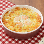 ローソンの北海道生乳使用ゴーダチーズ海老ドリア。税込価格：538円、カロリー：373kcal、たんぱく質：12.7g、脂質：10.5g、炭水化物：57.2g、糖質：55.6g、食物繊維：1.6g、食塩相当量：2.8g。