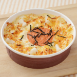 ローソンの博多明太子使用 明太もちチーズグラタン。税込価格：505円、カロリー：325kcal、たんぱく質：14.3g、脂質：10.4g、炭水化物：44.8g、糖質：42.6g、食物繊維：2.2g、食塩相当量：2.9g。