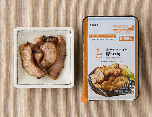 ローソンの直火で仕上げた豚トロ焼。税込価格：343円、カロリー：181kcal、たんぱく質：7.5g、脂質：15.4g、炭水化物：3.2g、糖質：3g、食物繊維：0.2g、食塩相当量：1.1g。