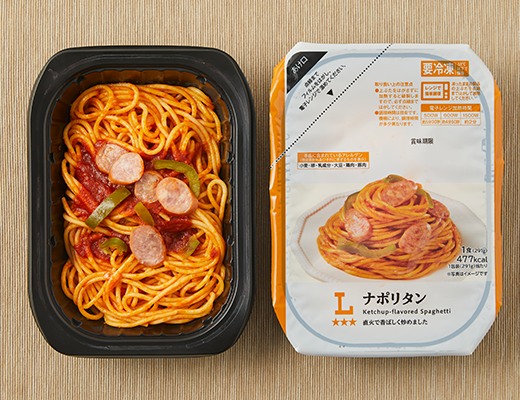 ローソンのナポリタンを比較する。税込価格：343円、カロリー：477kcal、1円あたりカロリー：1.39kcal/円、たんぱく質：11.3g、1円あたりたんぱく質：0.03g/円、脂質：19.8g、炭水化物：65.8g、糖質：61.1g、食物繊維：4.7g、食塩相当量：2.6g。