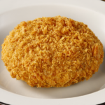 ローソンの牛肉メンチ。税込価格：150円、カロリー：198kcal、たんぱく質：6.5g、脂質：13.7g、炭水化物：12.5g、糖質：11.4g、食物繊維：1.1g、食塩相当量：0.9g。