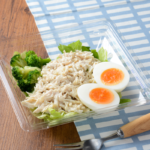 ローソンのたんぱく質が摂れる 国産鶏むね肉のサラダ。税込価格：497円、カロリー：206kcal、たんぱく質：23.1g、脂質：11g、炭水化物：4.9g、糖質：2.2g、食物繊維：2.7g、食塩相当量：3.2g。
