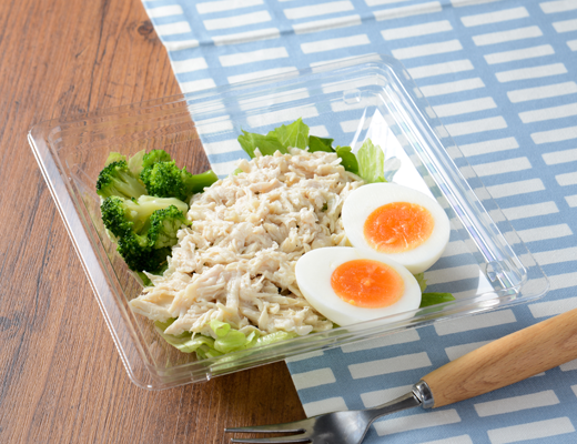 ローソンのたんぱく質が摂れる 国産鶏むね肉のサラダ。税込価格：497円、カロリー：206kcal、たんぱく質：23.1g、脂質：11g、炭水化物：4.9g、糖質：2.2g、食物繊維：2.7g、食塩相当量：3.2g。
