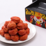 ローソンのからあげクン レッド3倍味 BOX(20個入り)。税込価格：1,440円、カロリー：904kcal、たんぱく質：62.8g、脂質：56.4g、炭水化物：37.2g、糖質：34.8g、食物繊維：2.4g、食塩相当量：8g。
