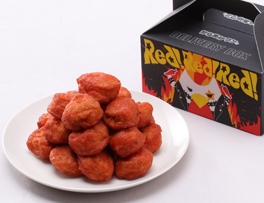 ローソンのからあげクン レッド3倍味 BOX(20個入り)。税込価格：1,440円、カロリー：904kcal、たんぱく質：62.8g、脂質：56.4g、炭水化物：37.2g、糖質：34.8g、食物繊維：2.4g、食塩相当量：8g。