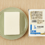 ローソンのきぬ豆腐 300gを比較する。税込価格：135円。