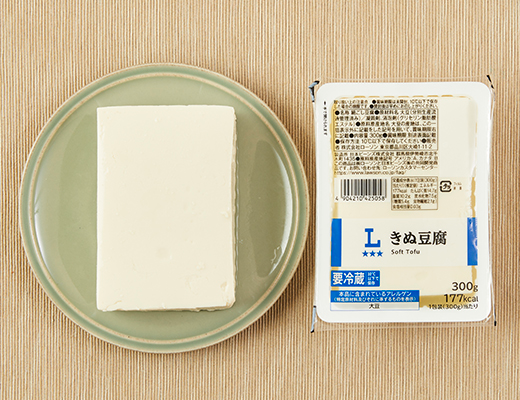 ローソンのきぬ豆腐 300gを比較する。税込価格：135円。