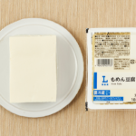 ローソンのもめん豆腐 300gを比較する。税込価格：135円。