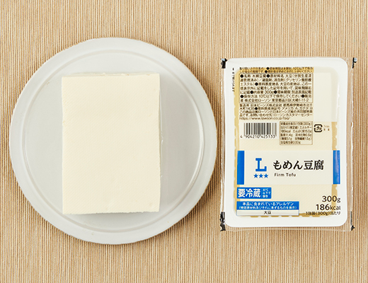 ローソンのもめん豆腐 300gを比較する。税込価格：135円。