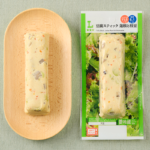 ローソンの豆腐スティック 蓮根と枝豆を比較する。税込価格：214円、カロリー：143kcal、1円あたりカロリー：0.67kcal/円、たんぱく質：11.5g、1円あたりたんぱく質：0.05g/円、脂質：8.3g、炭水化物：6.2g、糖質：5.1g、食物繊維：1.1g、食塩相当量：0.8g。