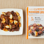 ローソンの牛ハラミにんにく入りを比較する。税込価格：635円、カロリー：217kcal、1円あたりカロリー：0.34kcal/円、たんぱく質：15.4g、1円あたりたんぱく質：0.02g/円、脂質：10.3g、炭水化物：16.3g、糖質：15.2g、食物繊維：1.1g、食塩相当量：2.7g。