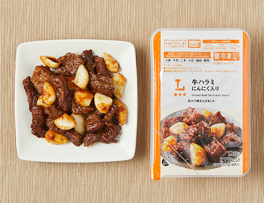 ローソンの牛ハラミにんにく入りを比較する。税込価格：635円、カロリー：217kcal、1円あたりカロリー：0.34kcal/円、たんぱく質：15.4g、1円あたりたんぱく質：0.02g/円、脂質：10.3g、炭水化物：16.3g、糖質：15.2g、食物繊維：1.1g、食塩相当量：2.7g。