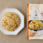 ローソンの炒飯を比較する。税込価格：198円、カロリー：343kcal、1円あたりカロリー：1.73kcal/円、たんぱく質：8.2g、1円あたりたんぱく質：0.04g/円、脂質：12.2g、炭水化物：50.5g、糖質：49.5g、食物繊維：1g、食塩相当量：2.5g。