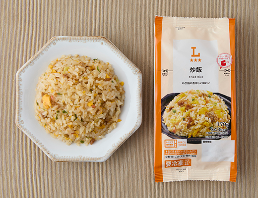 ローソンの炒飯を比較する。税込価格：198円、カロリー：343kcal、1円あたりカロリー：1.73kcal/円、たんぱく質：8.2g、1円あたりたんぱく質：0.04g/円、脂質：12.2g、炭水化物：50.5g、糖質：49.5g、食物繊維：1g、食塩相当量：2.5g。
