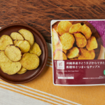 ローソンの沖縄県産さとうきびからできた黒糖味さつまいもチップス。税込価格：178円、カロリー：182kcal、たんぱく質：1.1g、脂質：9.8g、炭水化物：23.3g、糖質：21.2g、食物繊維：2.1g、食塩相当量：0.1g。
