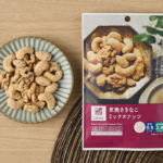 ローソンの京挽ききなこミックスナッツ。税込価格：228円、カロリー：228kcal、たんぱく質：6.8g、脂質：17.6g、炭水化物：11.9g、糖質：9.5g、食物繊維：2.4g、食塩相当量：0.1g。