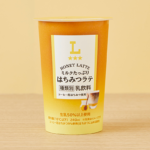 ローソンのミルクたっぷり はちみつラテ。税込価格：228円、カロリー：163kcal、たんぱく質：5g、脂質：6g、炭水化物：22.9g、糖質：21.6g、食物繊維：1.3g、食塩相当量：0.5g。