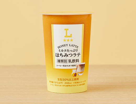 ローソンのミルクたっぷり はちみつラテ。税込価格：228円、カロリー：163kcal、たんぱく質：5g、脂質：6g、炭水化物：22.9g、糖質：21.6g、食物繊維：1.3g、食塩相当量：0.5g。