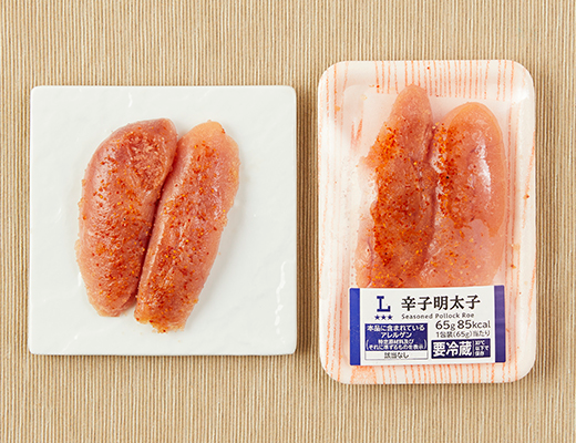 ローソンの辛子明太子。税込価格：365円、カロリー：85kcal、たんぱく質：11.4g、脂質：2.2g、炭水化物：4.9g、糖質：4.6g、食物繊維：0.4g、食塩相当量：2.2g。
