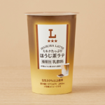 ローソンのミルクたっぷり ほうじ茶ラテ。税込価格：228円、カロリー：196kcal、たんぱく質：7.4g、脂質：6.4g、炭水化物：28g、糖質：26.5g、食物繊維：1.5g、食塩相当量：0.4g。