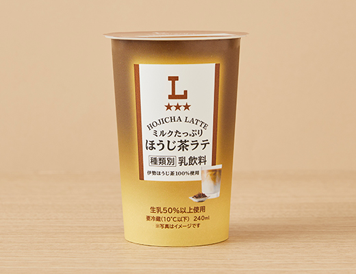 ローソンのミルクたっぷり ほうじ茶ラテ。税込価格：228円、カロリー：196kcal、たんぱく質：7.4g、脂質：6.4g、炭水化物：28g、糖質：26.5g、食物繊維：1.5g、食塩相当量：0.4g。