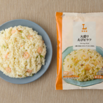 ローソンの大盛りえびピラフを比較する。税込価格：451円、カロリー：686kcal、1円あたりカロリー：1.52kcal/円、たんぱく質：12.6g、1円あたりたんぱく質：0.03g/円、脂質：10.1g、炭水化物：137.3g、糖質：135.2g、食物繊維：2.1g、食塩相当量：5.2g。