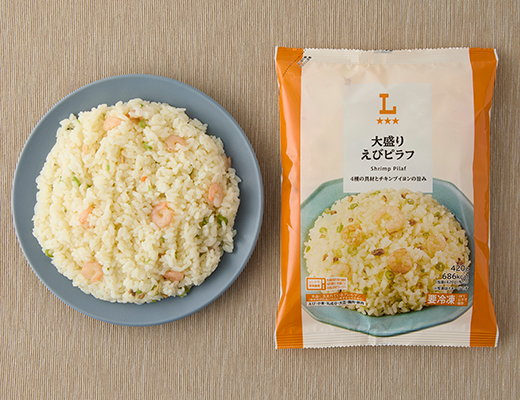 ローソンの大盛りえびピラフを比較する。税込価格：451円、カロリー：686kcal、1円あたりカロリー：1.52kcal/円、たんぱく質：12.6g、1円あたりたんぱく質：0.03g/円、脂質：10.1g、炭水化物：137.3g、糖質：135.2g、食物繊維：2.1g、食塩相当量：5.2g。
