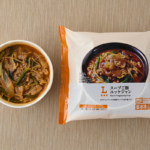 ローソンのスープご飯 ユッケジャンを比較する。税込価格：505円、カロリー：228kcal、1円あたりカロリー：0.45kcal/円、たんぱく質：9.3g、1円あたりたんぱく質：0.02g/円、脂質：6g、炭水化物：36g、糖質：32.4g、食物繊維：3.6g、食塩相当量：3.9g。