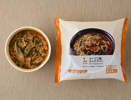 ローソンのスープご飯 ユッケジャンを比較する。税込価格：505円、カロリー：228kcal、1円あたりカロリー：0.45kcal/円、たんぱく質：9.3g、1円あたりたんぱく質：0.02g/円、脂質：6g、炭水化物：36g、糖質：32.4g、食物繊維：3.6g、食塩相当量：3.9g。