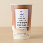 ローソンのミルクたっぷり ミルクティー。税込価格：228円、カロリー：180kcal、たんぱく質：6.3g、脂質：5.8g、炭水化物：26g、糖質：25.2g、食物繊維：0.8g、食塩相当量：0.2g。