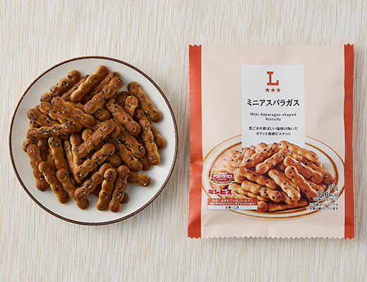 ローソンのミニアスパラガスを比較する。税込価格：118円、カロリー：338kcal、1円あたりカロリー：2.86kcal/円、たんぱく質：6.7g、1円あたりたんぱく質：0.06g/円、脂質：12.7g、炭水化物：50.5g、糖質：47.8g、食物繊維：2.7g、食塩相当量：0.6g。