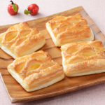 ローソンの角切りりんごのデニッシュ 4個入。税込価格：181円、カロリー：109kcal、たんぱく質：2g、脂質：3.4g、炭水化物：17.9g、糖質：17.2g、食物繊維：0.7g、食塩相当量：0.3g。