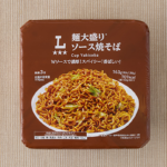 ローソンの麺大盛り ソース焼そばを比較する。税込価格：198円、カロリー：701kcal、1円あたりカロリー：3.54kcal/円、たんぱく質：13.5g、1円あたりたんぱく質：0.07g/円、脂質：29.1g、炭水化物：98.4g、食塩相当量：6.5g。